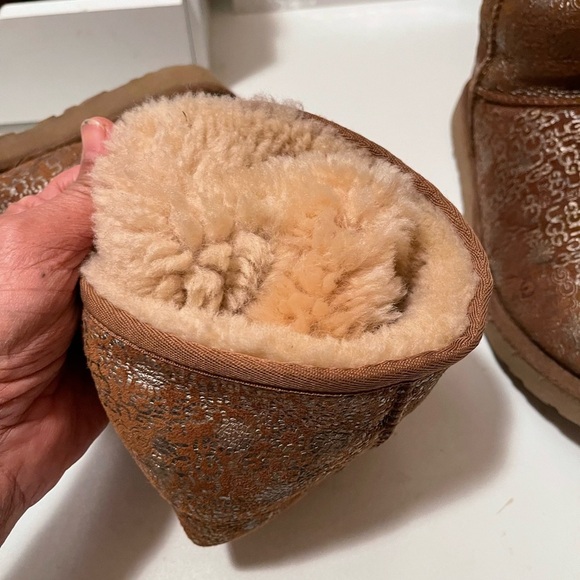 Uggs boots with light gold color logos all around the boots tan and gold - Picture 12 of 14